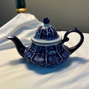 Bombay company Cobalt Blue and White floral Squat porcelain teapot 🫖
